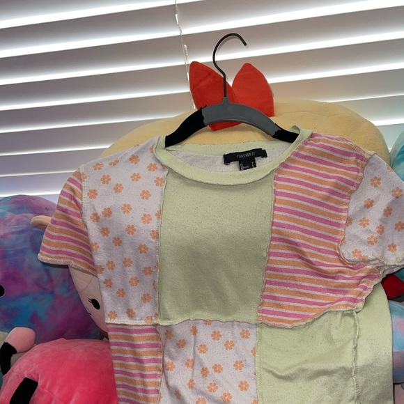 A cute semi-cropped shirt - Picture 2 of 4